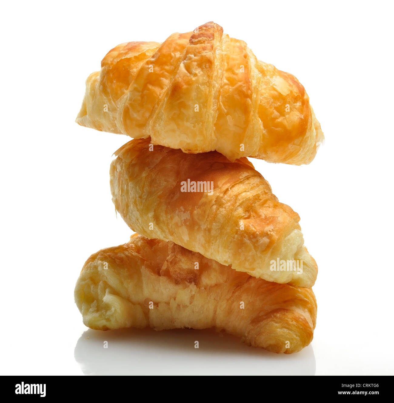 Frische Croissant auf weißem Hintergrund Stockfoto