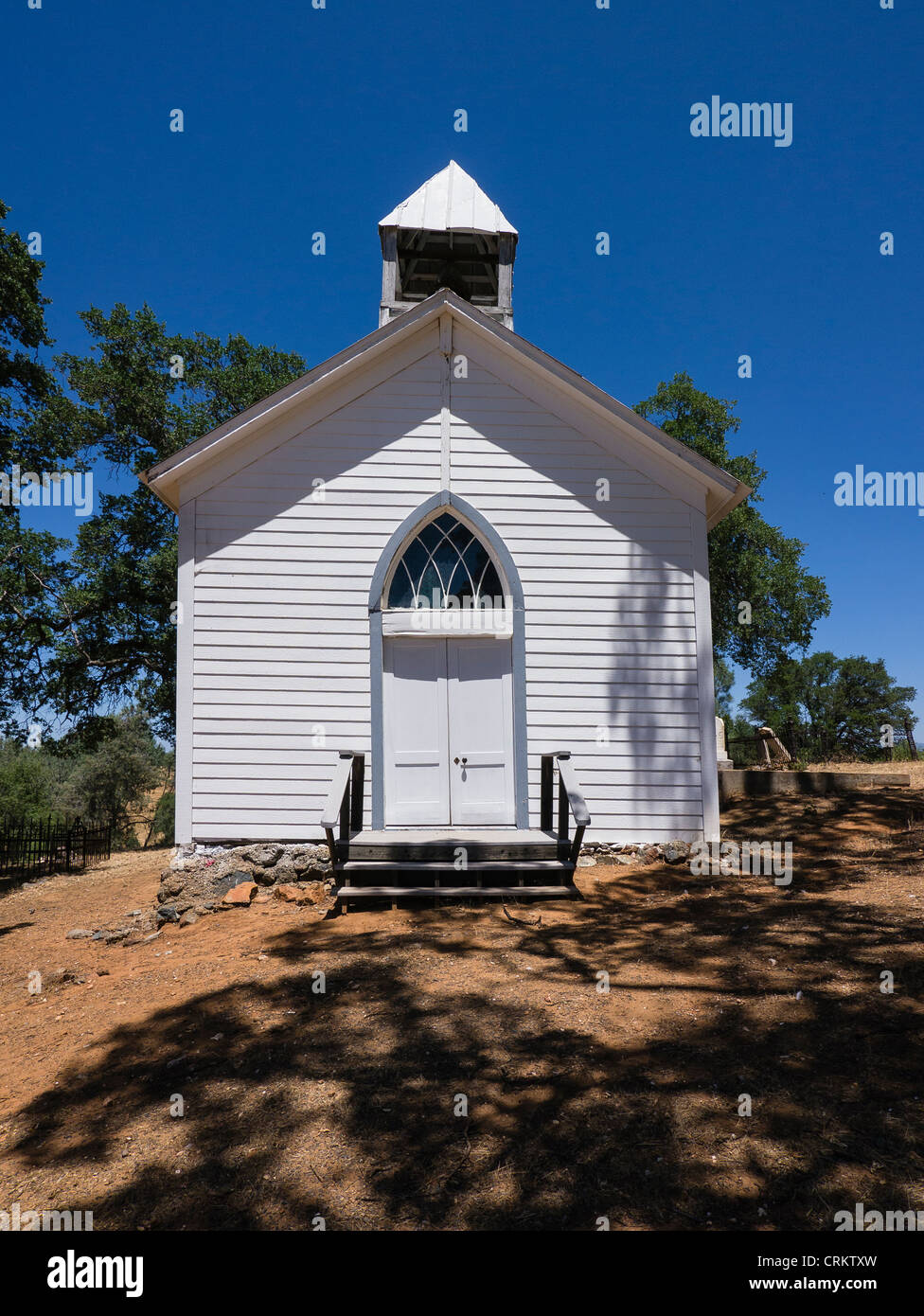 Alten Saint Francis Xavier kleine weiße Kirche im chinesischen Camp, Kalifornien, USA. Stockfoto