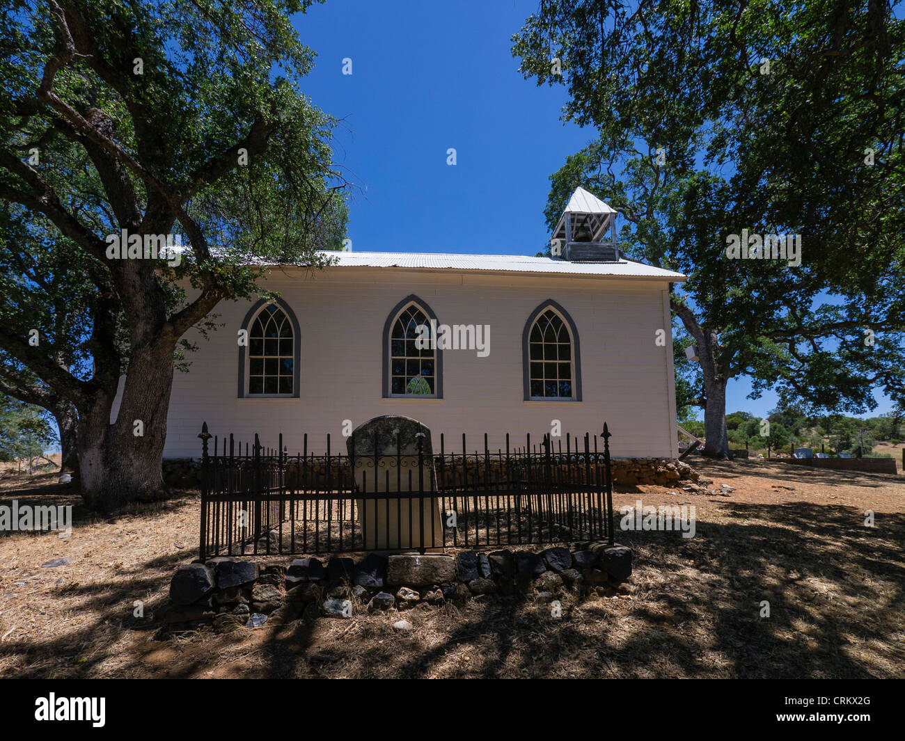 Alten Saint Francis Xavier kleine weiße Kirche im chinesischen Camp, Kalifornien, USA. Stockfoto