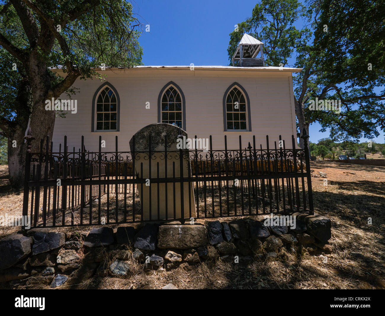 Alten Saint Francis Xavier kleine weiße Kirche im chinesischen Camp, Kalifornien, USA. Stockfoto