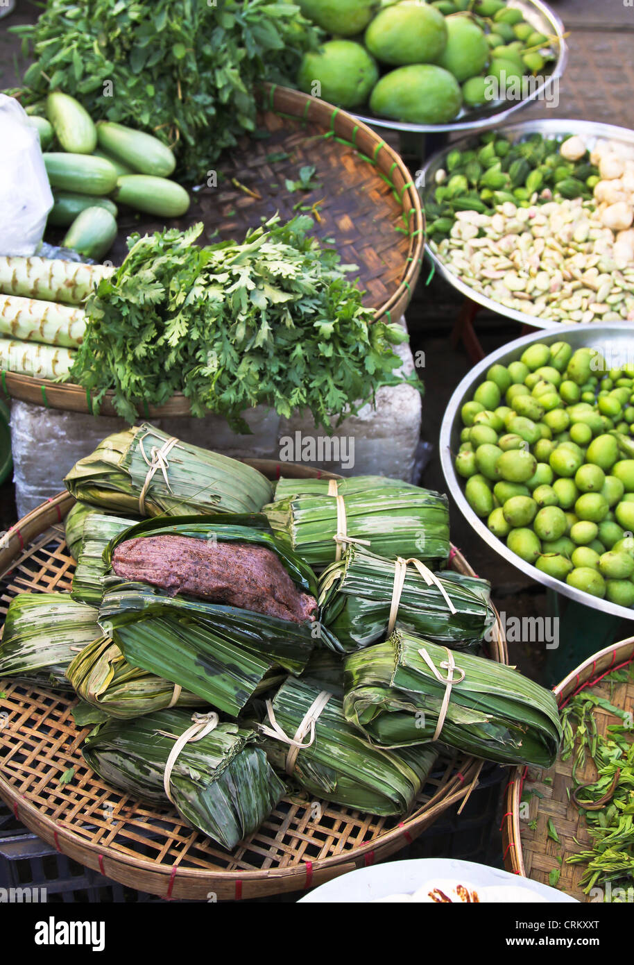 Essen und Gemüsestände in einem Markt, Yangon, Myanmar Stockfoto