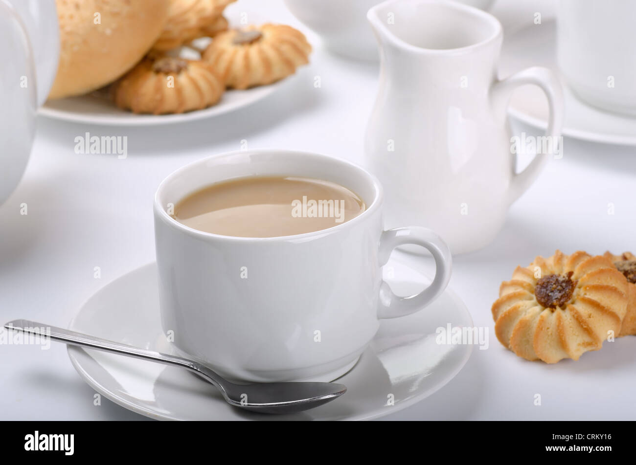 Tasse englischen Tee mit Milch. Still-Leben. Stockfoto