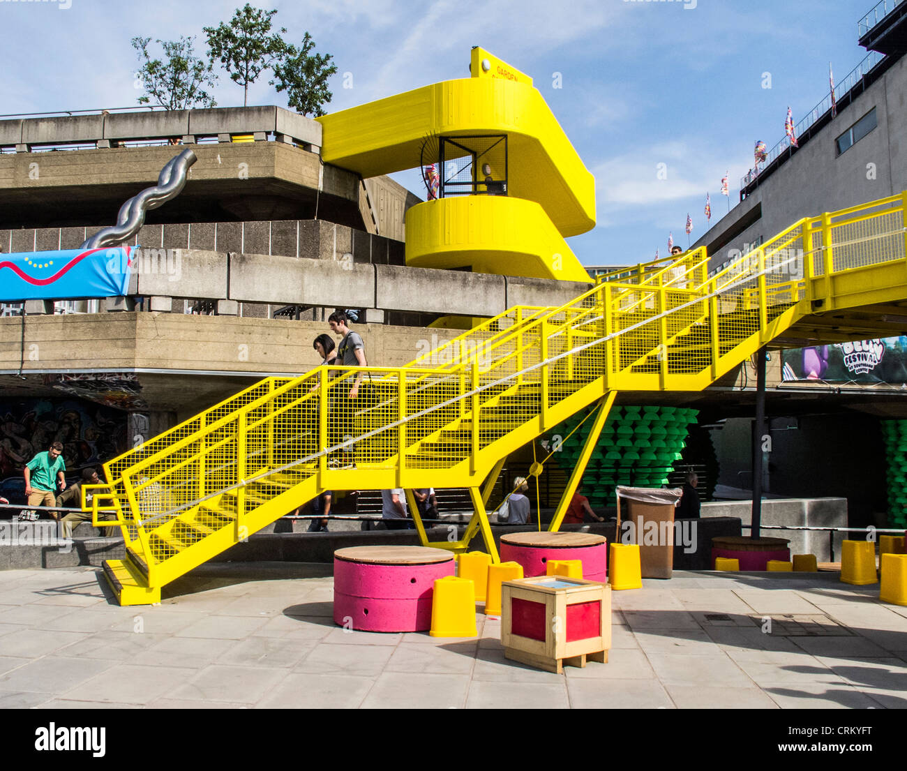 Festival der Welt - leuchtend gelbe Treppe hellt eher tristen Southbank Centre Stockfoto