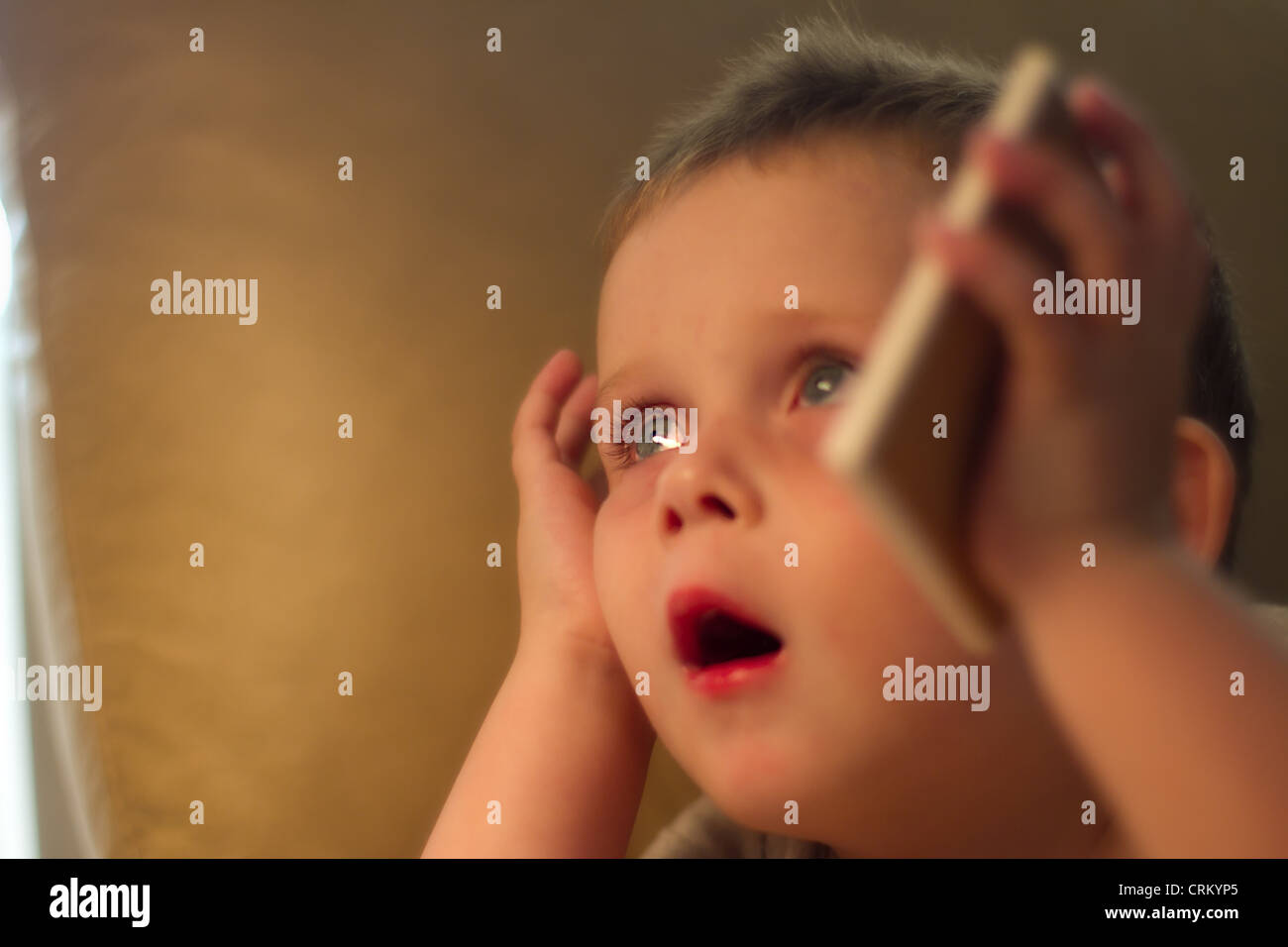 kleiner Junge starrte auf den Fernseher Stockfoto