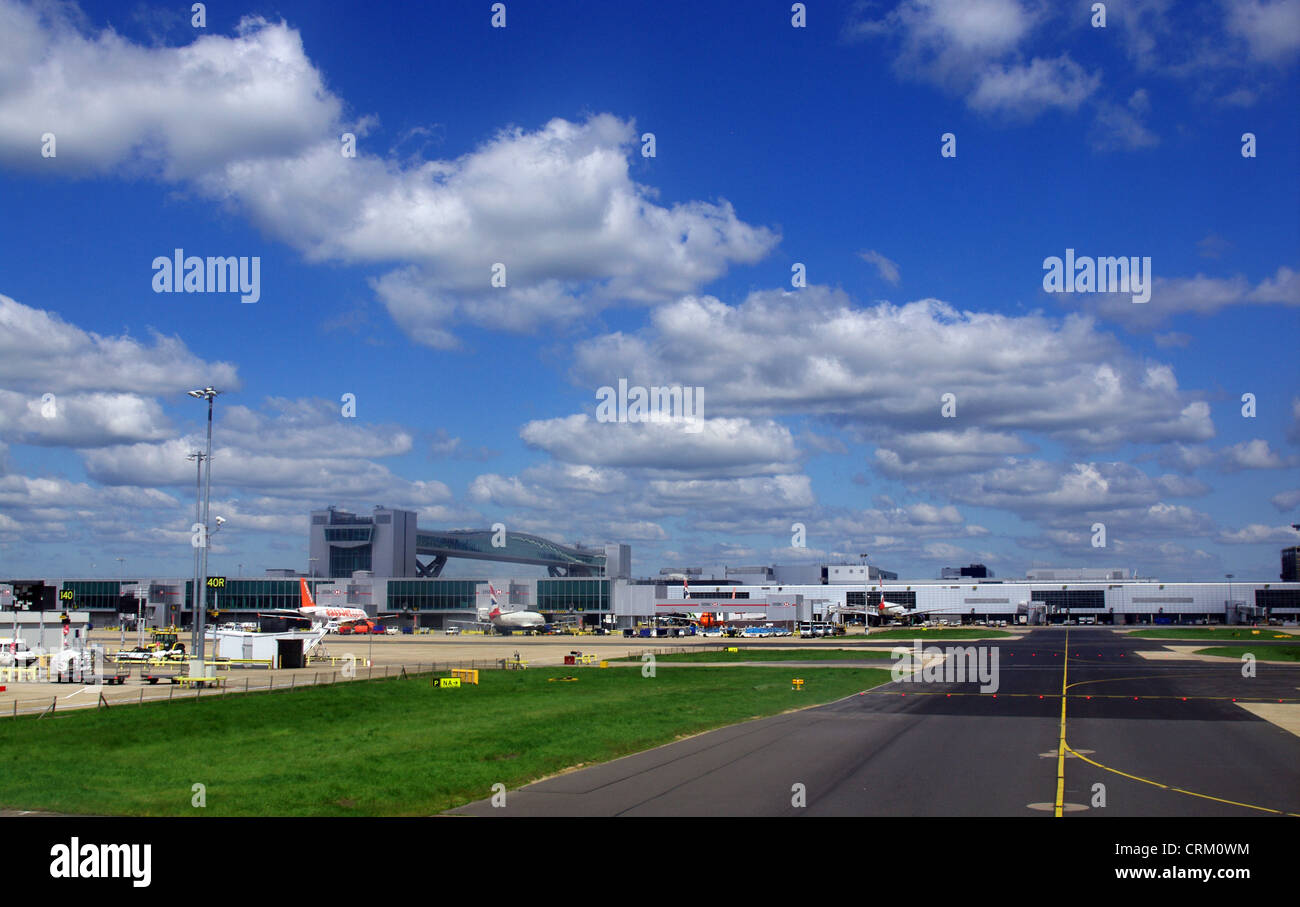 Rollen auf dem Stand nach der Landung am Flughafen Gatwick Stockfoto