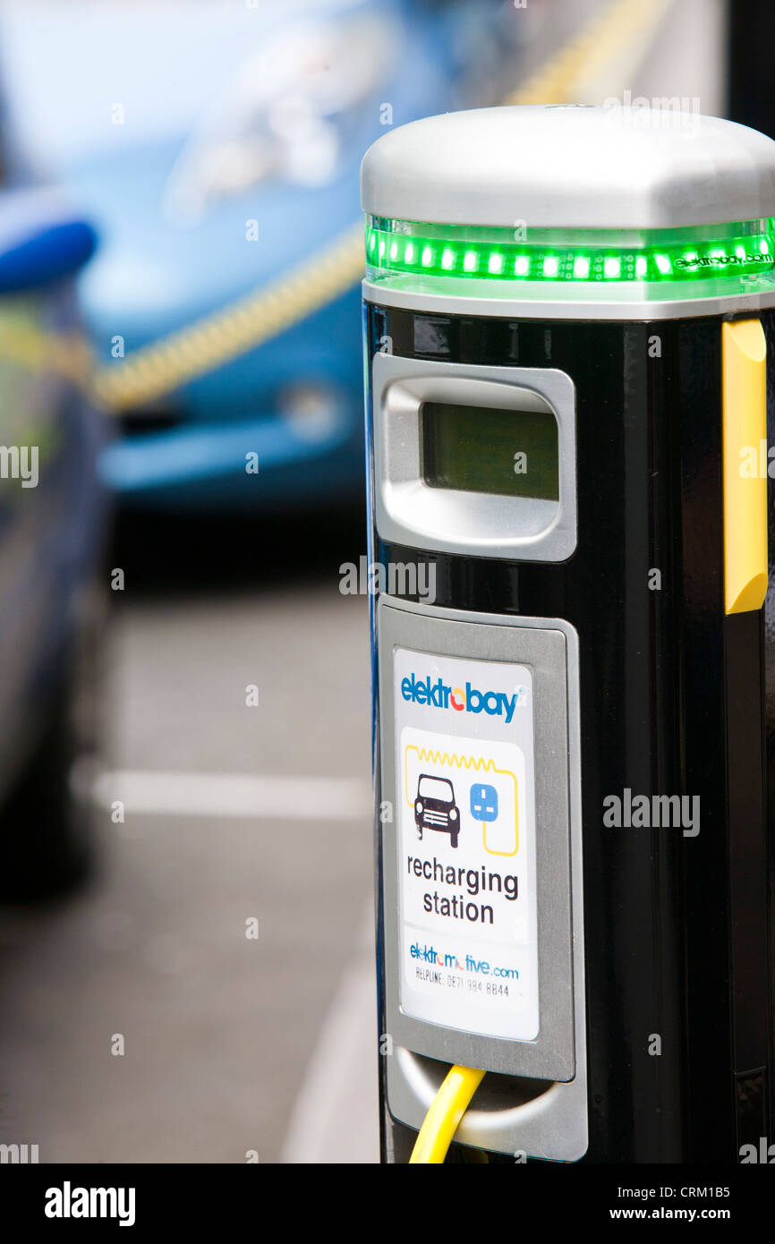 Eine Reihe von Elektrofahrzeugen an Ladestationen auf der Straße am Berkeley Square, London, UK. Stockfoto