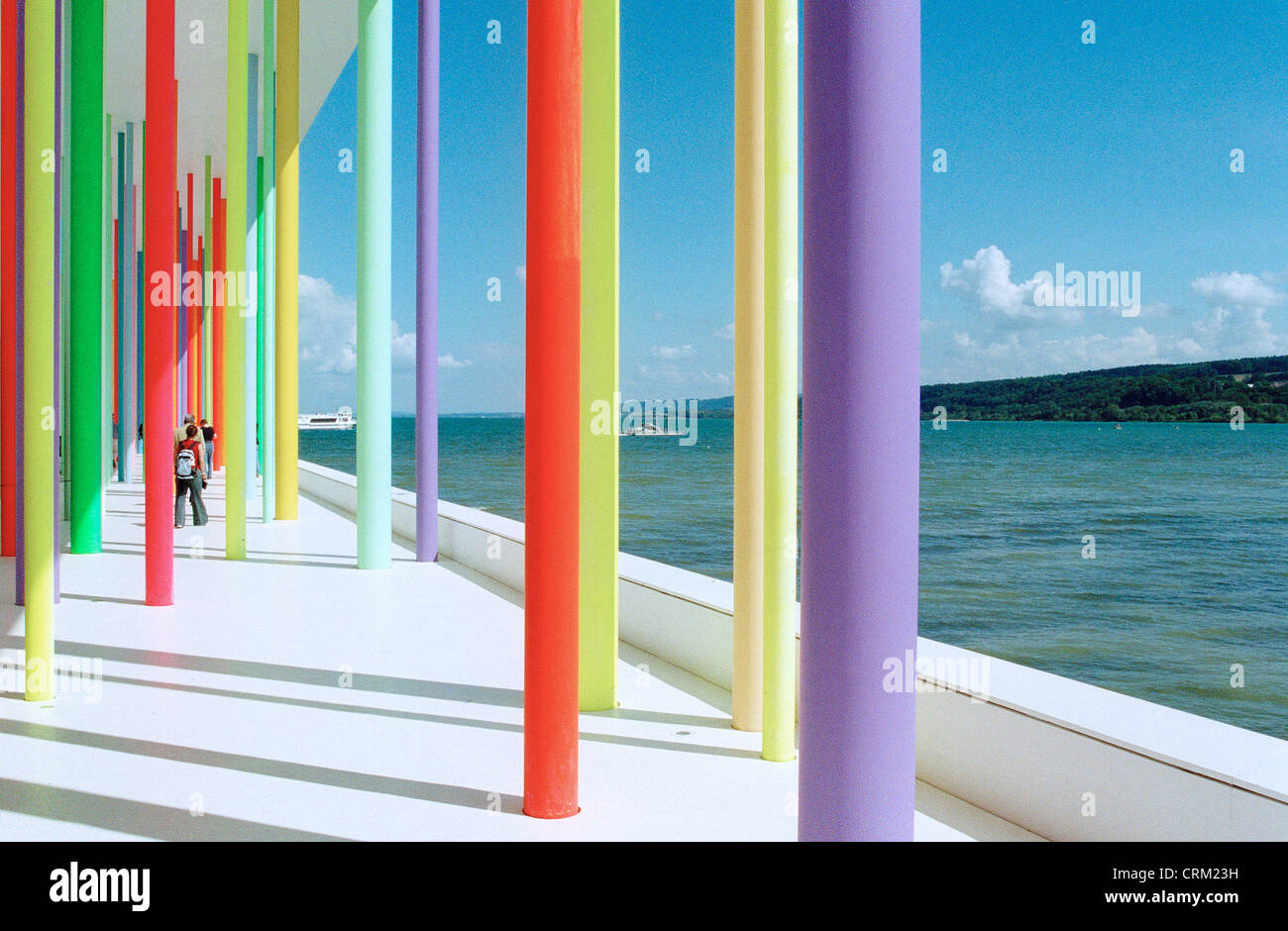 Neonfarbene Spalten in einem Pavillon auf der Expo 2002 Stockfoto