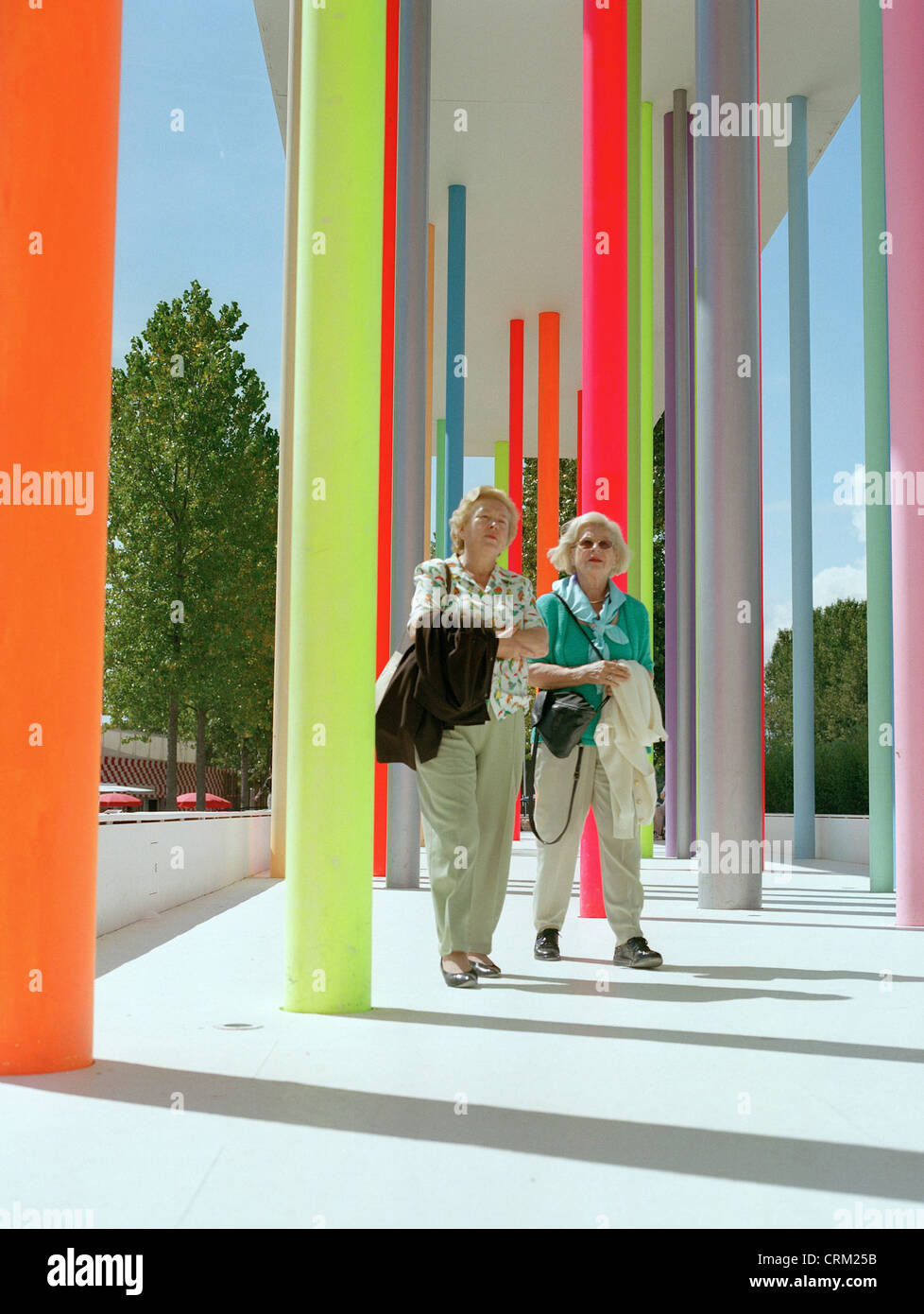 Expo 2002 Besucher zwischen neonfarbene Spalten Stockfoto