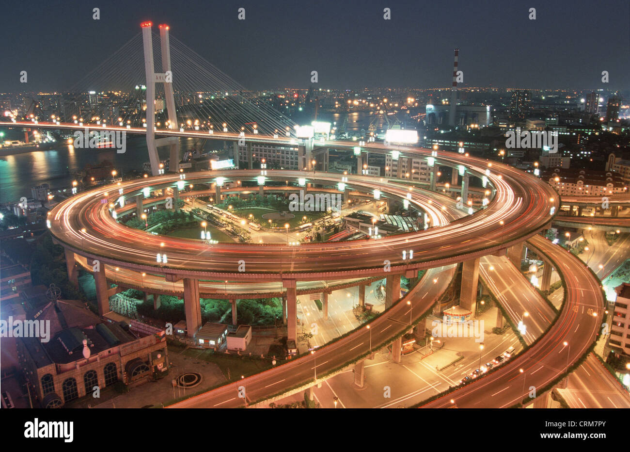 Rampe auf die Nanpu-Brücke in Shanghai Stockfoto