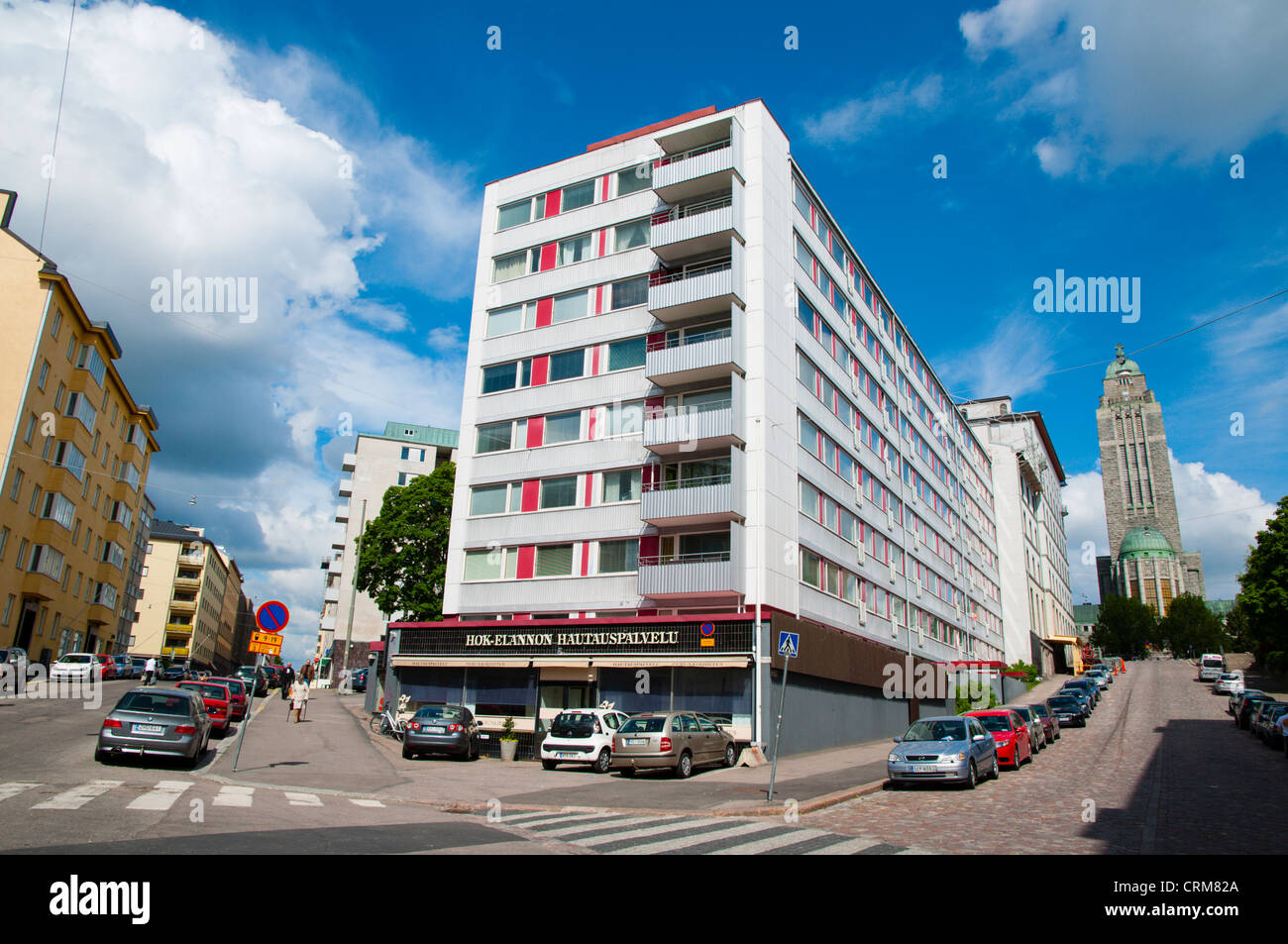 Ecke von Alvar und Toinen Linja Street mit Kallio Steinkirche Kallio Bezirk Helsinki Finnland Europa Stockfoto