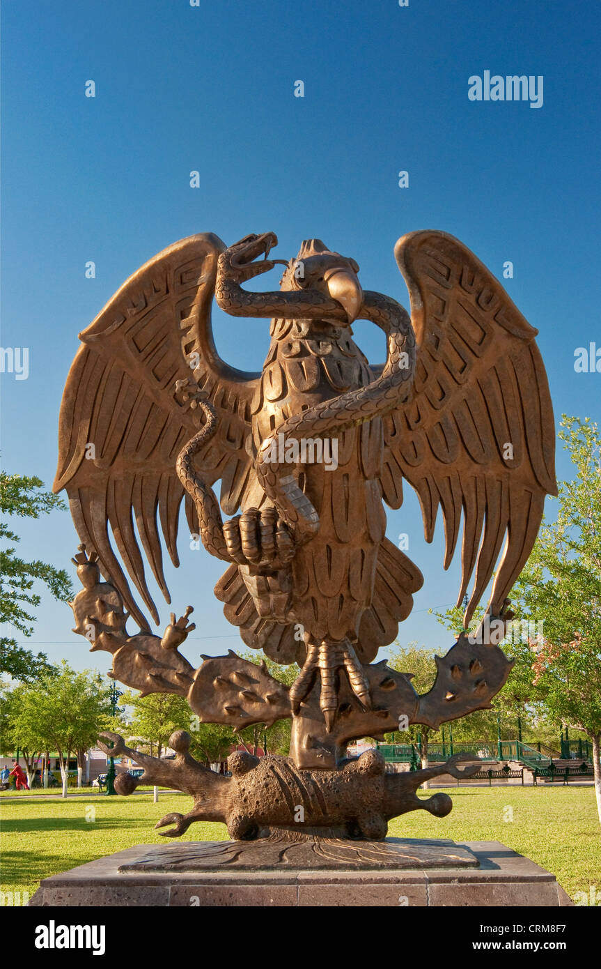 Mexikanischen Steinadler nationalen Wappen und Siegel, Skulptur am Plaza De La Republica in Reynosa, Rio Grande Valley, Mexiko Stockfoto