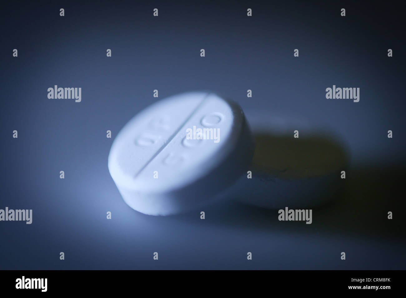 Ein einziges 500mg Paracetamol Tablette, ein die Analgetikum in dem allgemeinen Schmerzen und Fieber Bedingungen entlastet. Stockfoto