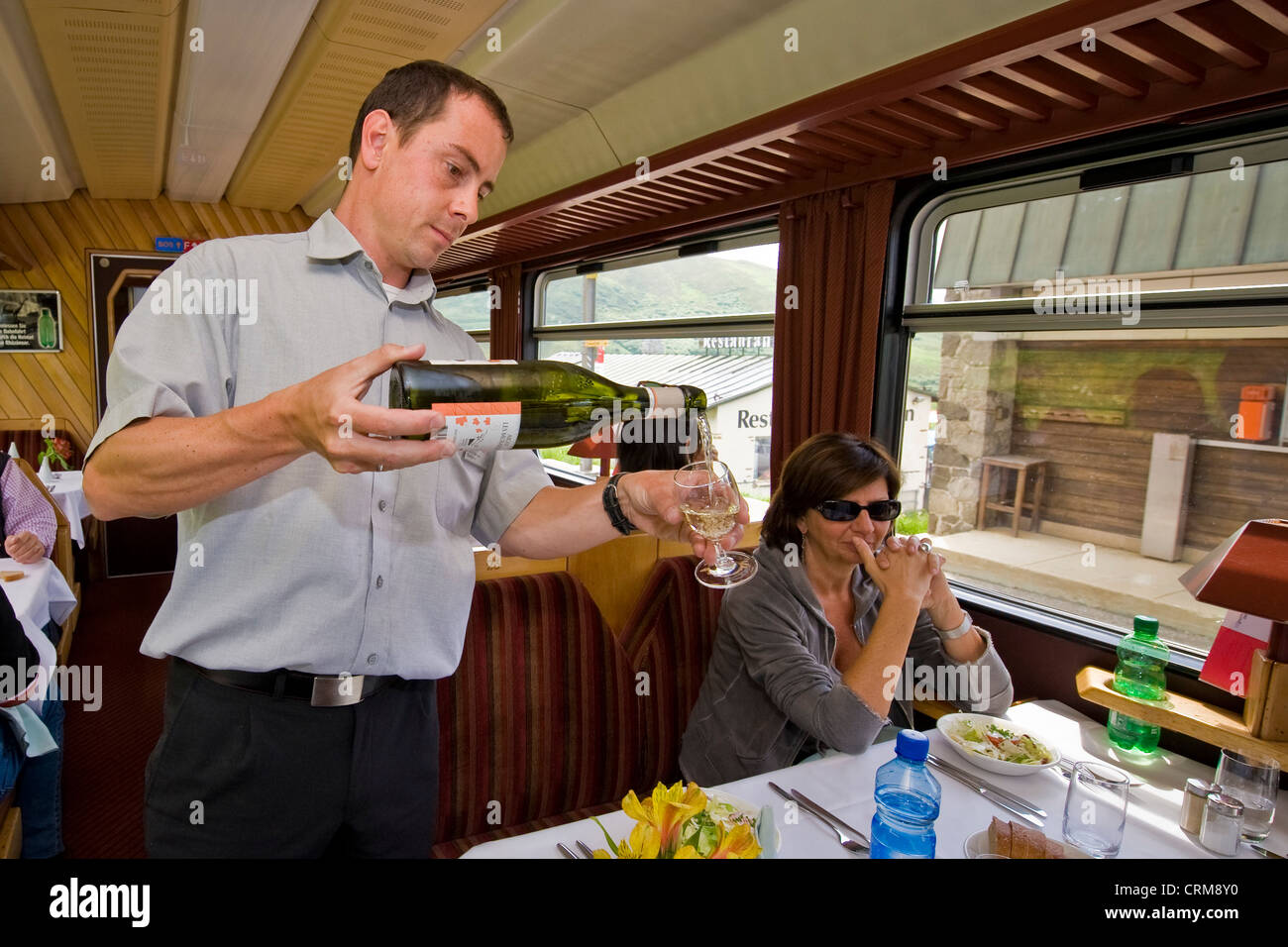 Schweiz, Kanton Wallis, Glacier express, Mittagspause im Speisewagen, sommelier Stockfoto