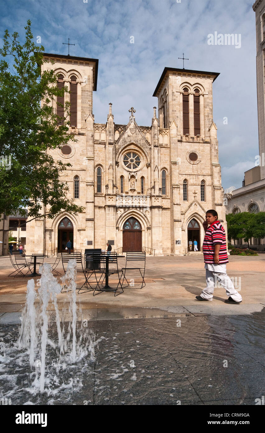 Tobin Brunnen, African-American Boy im Main Plaza vor San Fernando Kathedrale in San Antonio, Texas, USA Stockfoto