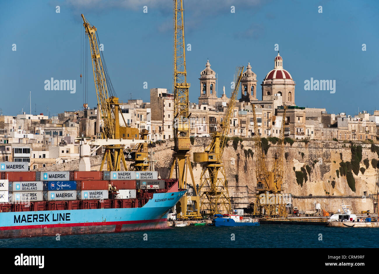 Ein Maersk Line Containerschiff dockte im Grand Harbour, Valletta, Malta Stockfoto