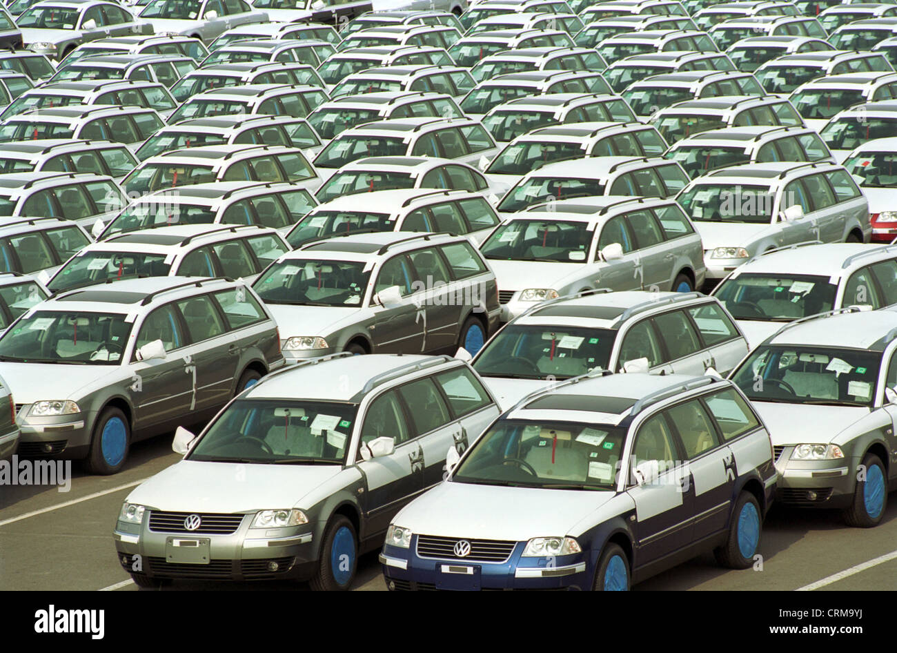 Emden, VW Pkw (Passat) auf die Lieferung warten Stockfoto