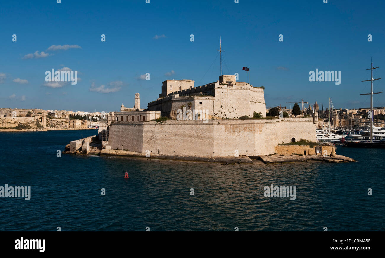 Das stark befestigte Fort St Angelo in Birgu überblickt den Grand Harbour in Valletta, Malta. Mittelalterlicher Ursprung, wurde es im Jahr 1690 wieder aufgebaut Stockfoto