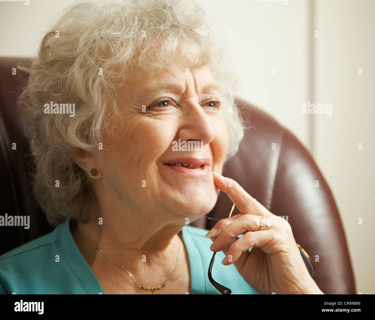 Eine ältere Frau im Gespräch. Stockfoto