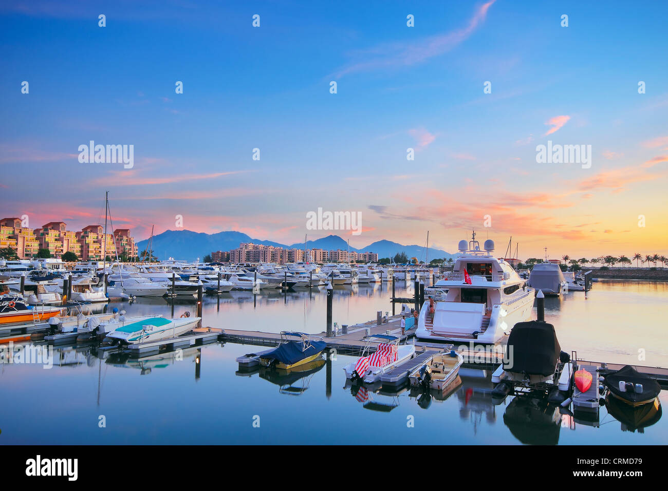 Yachten in der Goldküste Sonnenuntergang in Hong Kong Stockfoto