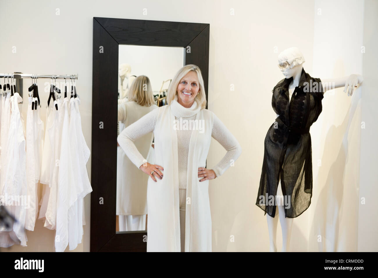 Porträt einer glücklich senior Frau Kleider in Mode-boutique Stockfoto