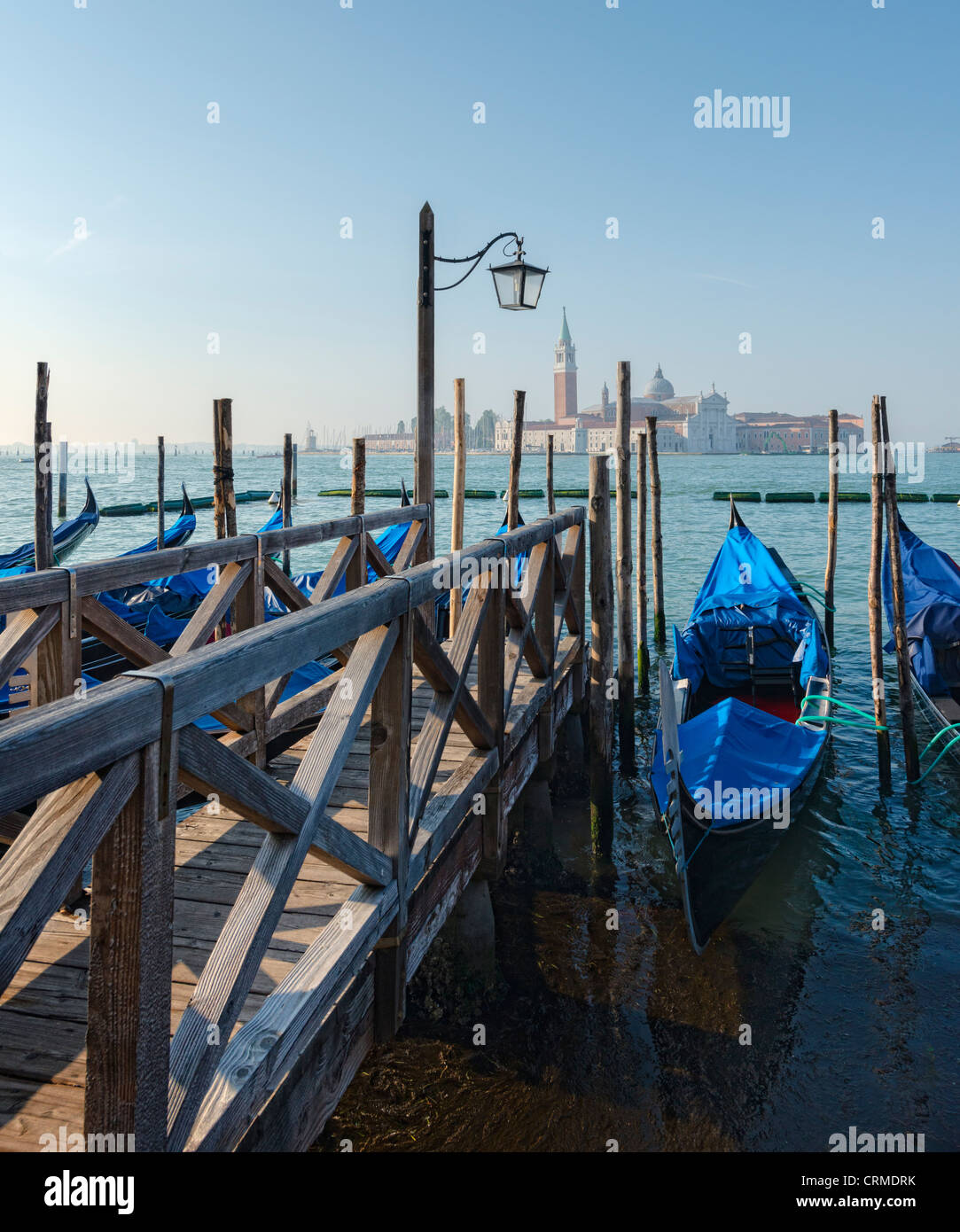 Gondel Liegeplätze auf der Lagune von Venedig an San Marco Stockfoto