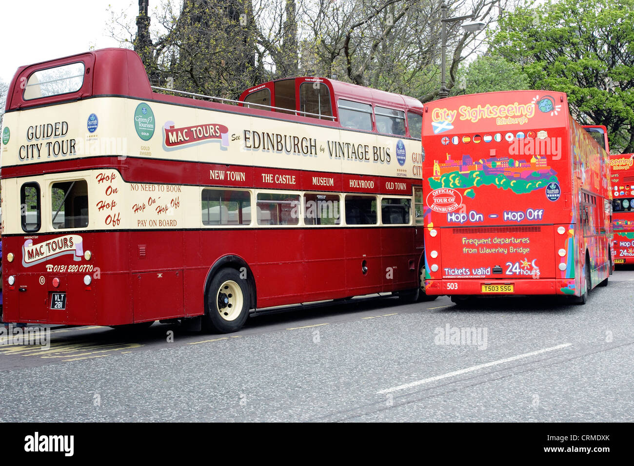 Touristenbusse in Edinburgh, Schottland warten zu Beginn der Führungen durch die Stadt. Stockfoto