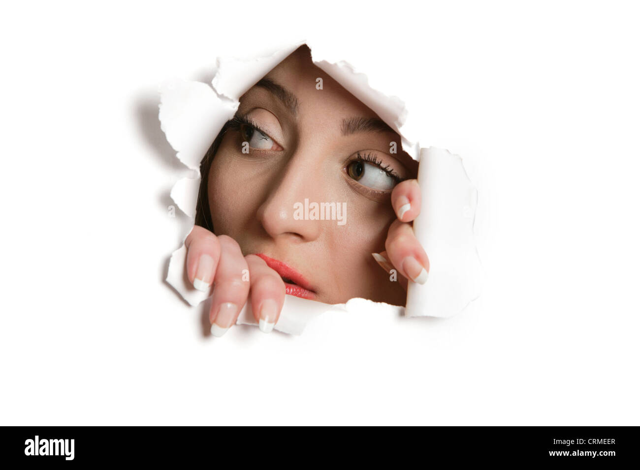 Young mittleren östlichen Frau wegsehen von zerrissenes Papier Loch Stockfoto