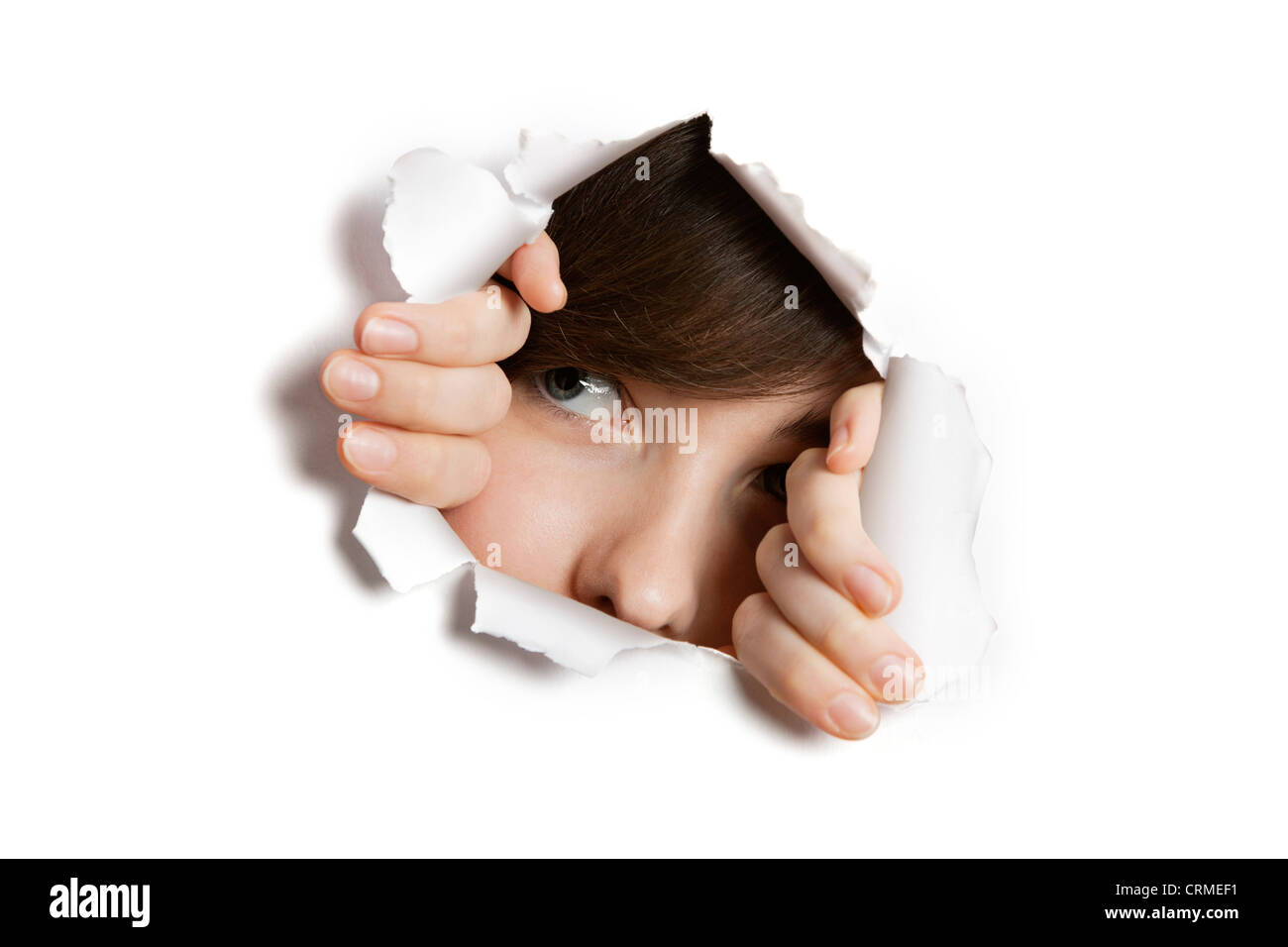 Young mittleren östlichen Frau spähen aus zerrissenen Weißbuch Loch Stockfoto