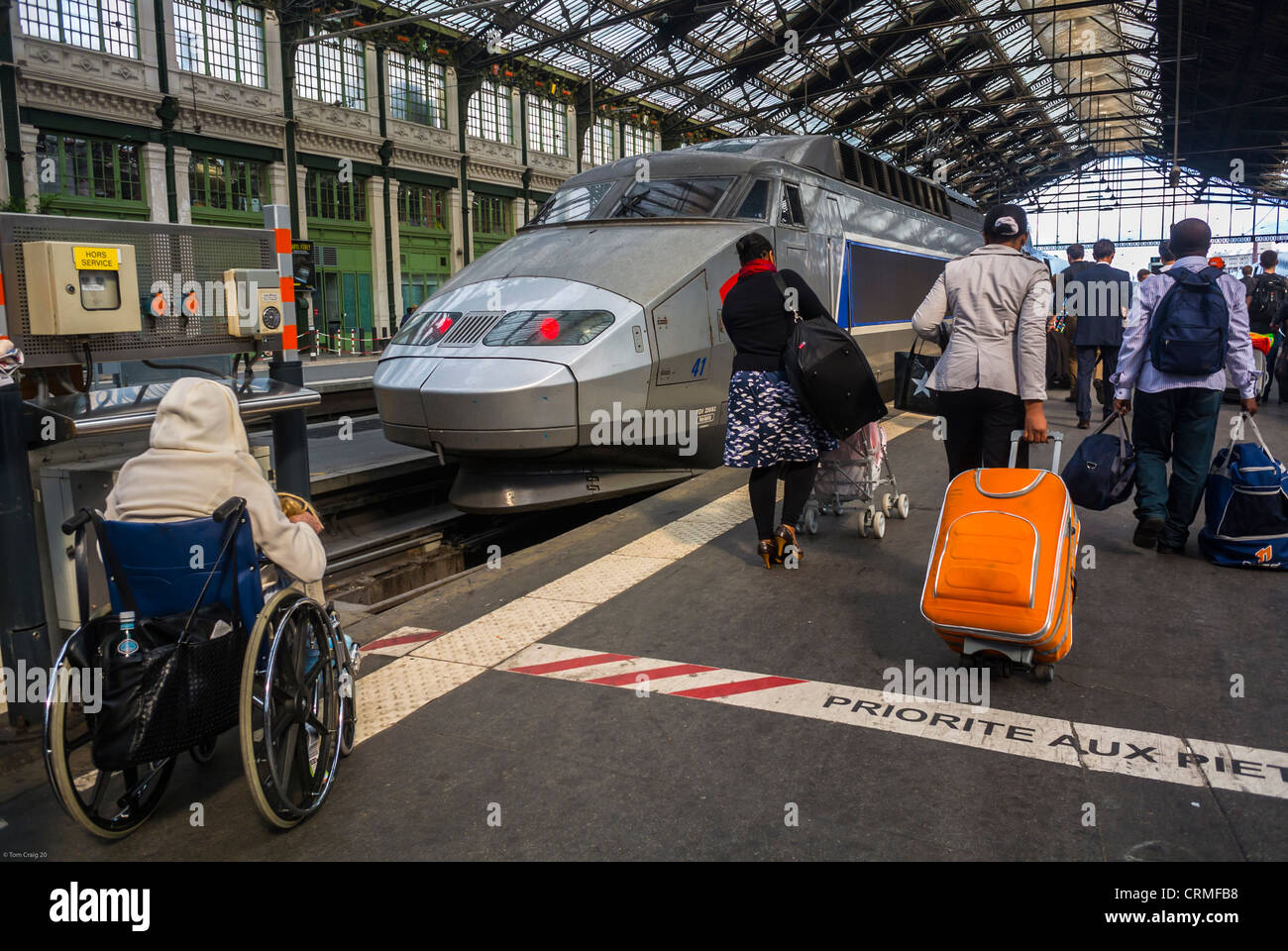 Paris, behindertengerechte Rollstuhlfahrer benötigen Zugang, und Menschenmassen, Touristen mit Taschen, Reisender historischer Bahnhof, Gare de Ly-on, TGV-Hochgeschwindigkeitszug, geschäftige Züge frankreich, SNCF-Leute mit Hochgeschwindigkeitszügen, Travelers lyon Bahnhof Stockfoto