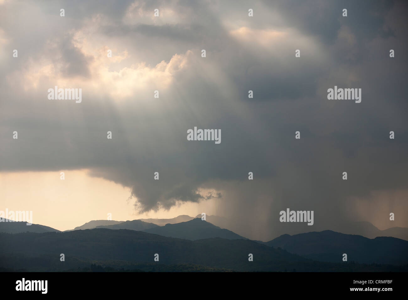 Ein Gewitter vorbei über den Langdale Pikes im Lake District, UK. Stockfoto