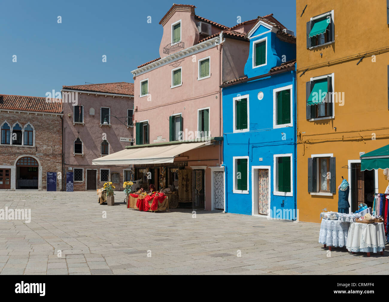 Burano Insel in der Lagune von Venedig berühmt für bunt bemalten Gebäude und Häuser, Geschäfte in der Piazza Baldassare Galuppi Stockfoto
