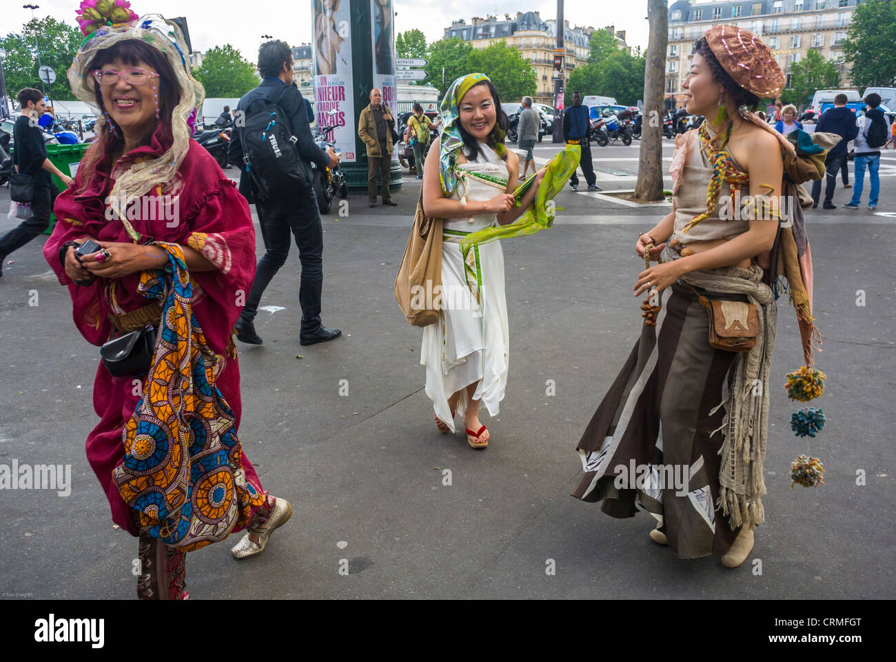 Paris Frankreich Japanische Modestudenten In Selbstgemachten Kostumen Bei Fete De La Musique National Music Festival Ungewohnliches Paris Stockfotografie Alamy