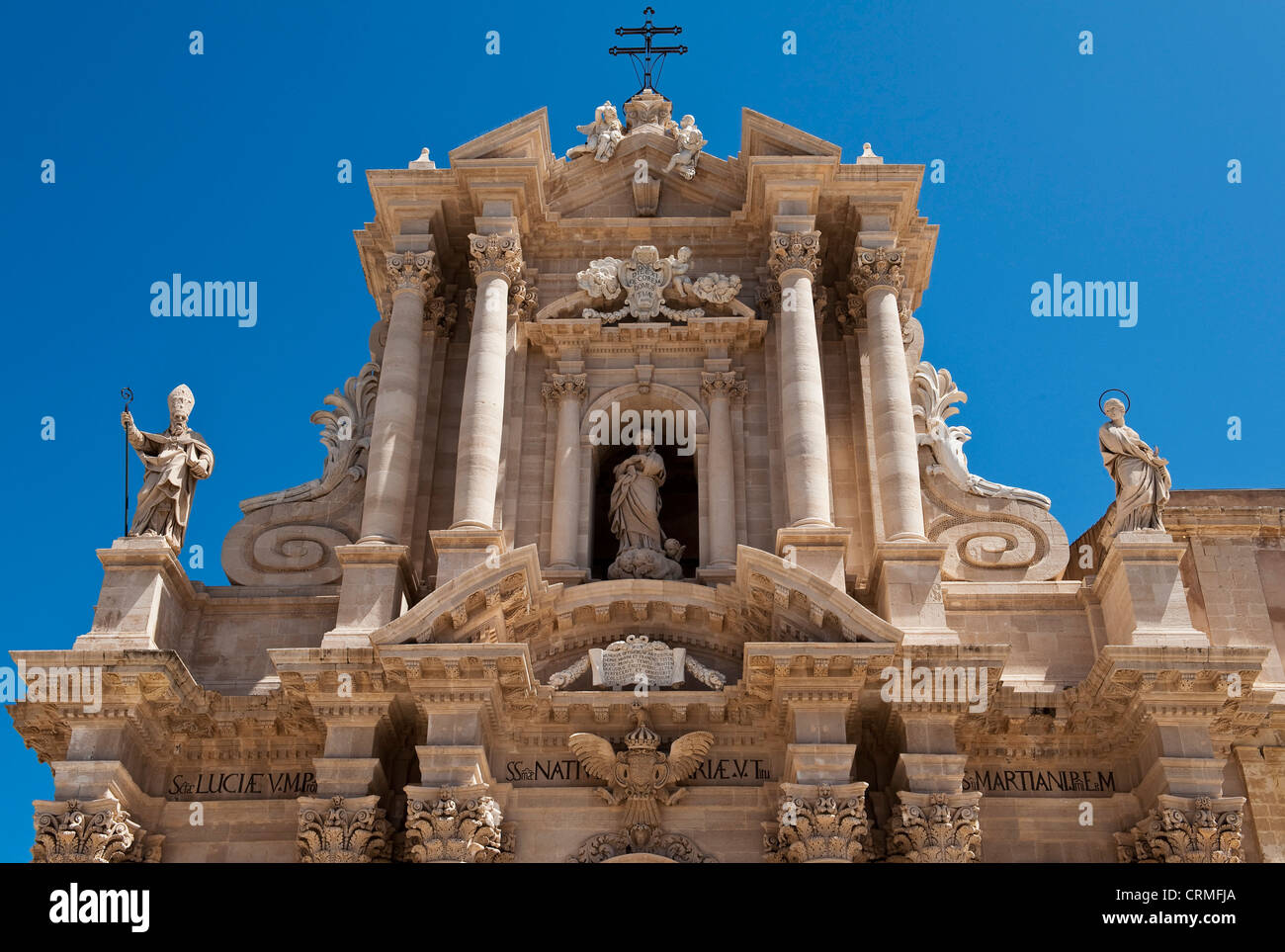 Die aufwendige Fassade des doms (Kathedrale) aus dem frühen 18. Jahrhunderts in Ortygia, Syrakus (Siracusa), Sizilien, Italien. Es ist im extravaganten sizilianischen Barockstil Stockfoto