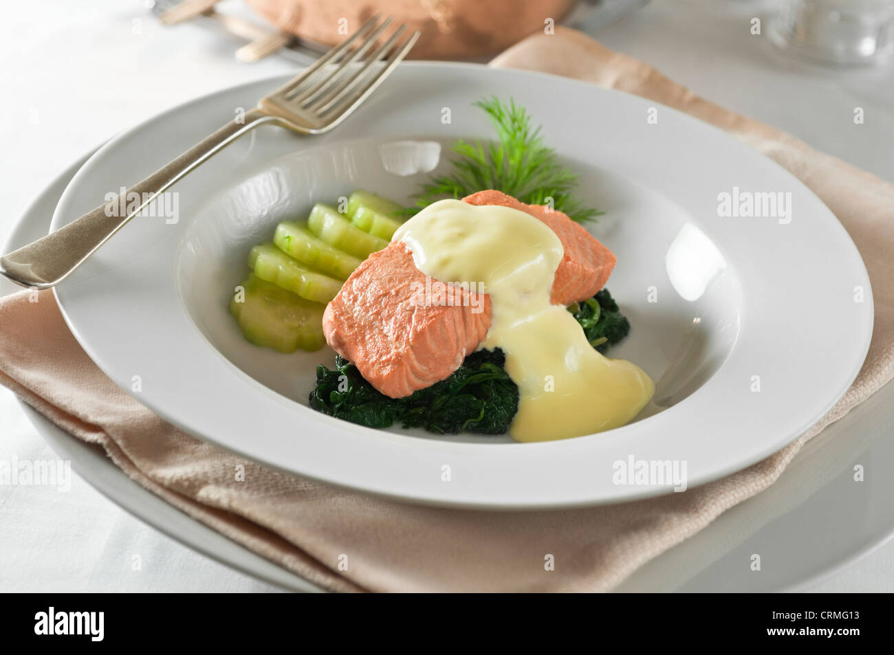 Pochierter Lachs Sauce Hollandaise Stockfotografie - Alamy