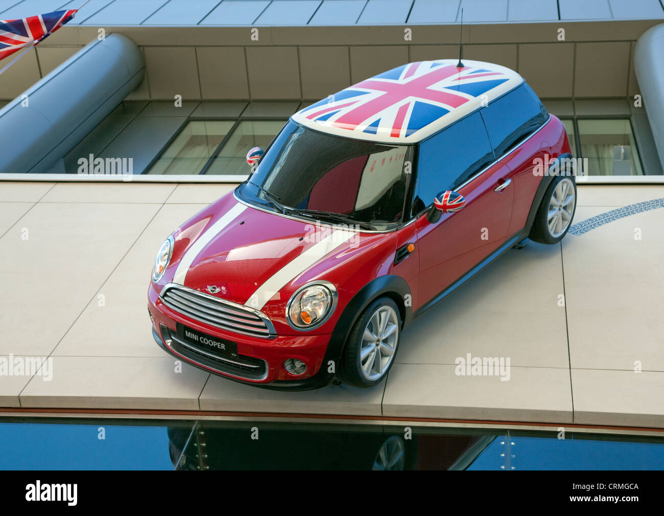 Mini Cooper Auto stecken auf der Mini-Shop Gebäude, Westfield Stratford, London Stockfoto