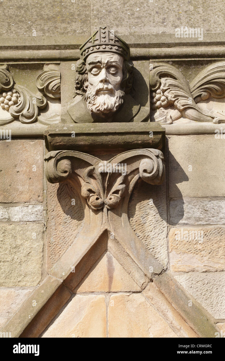 Kopf in Stein gemeißelt an der façade der römisch-katholischen Kirche St. Mungo, Parson Street, Townhead, Glasgow, Schottland, VEREINIGTES KÖNIGREICH Stockfoto