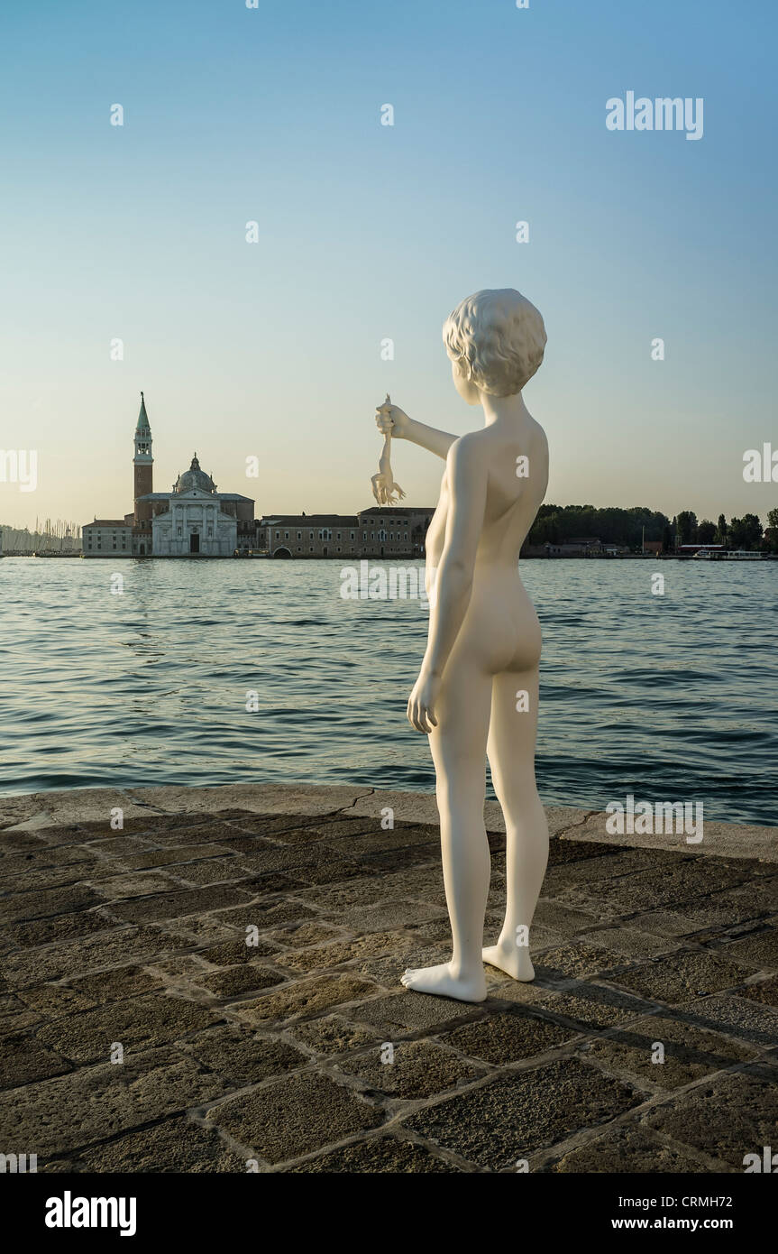 Zeitgenössische Kunst in Venedig Boy holding Frosch Dogana di Mare Stockfoto