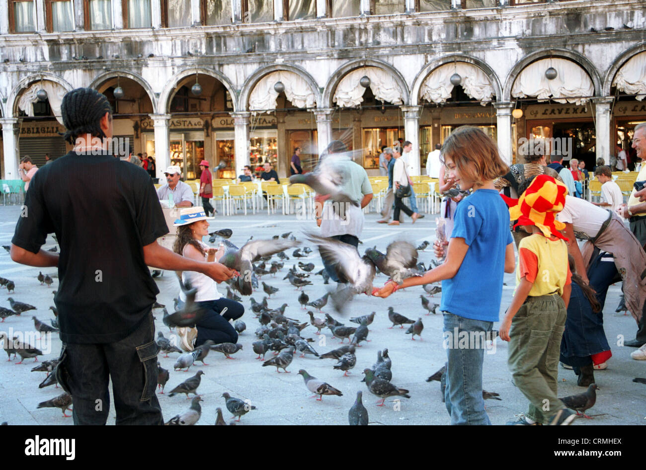 Venedig - Kinder füttern Tauben auf der Piazza San Marco Stockfoto
