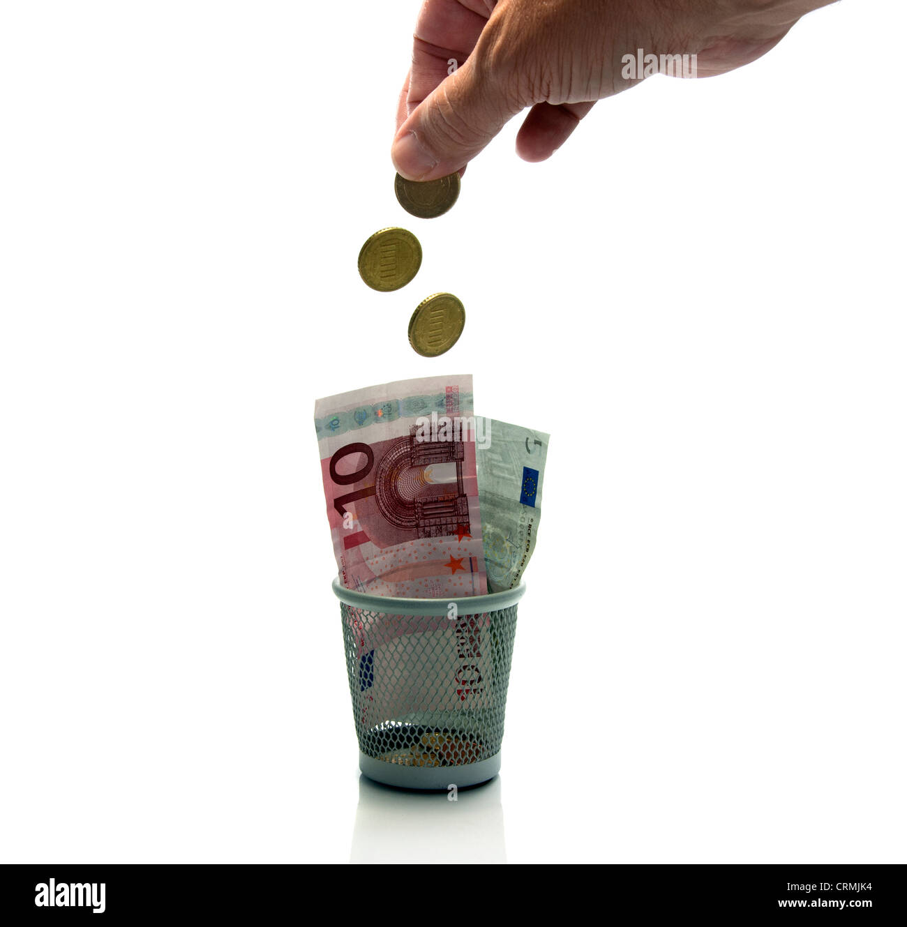 Hand wirft Euro-Geld in container Stockfoto