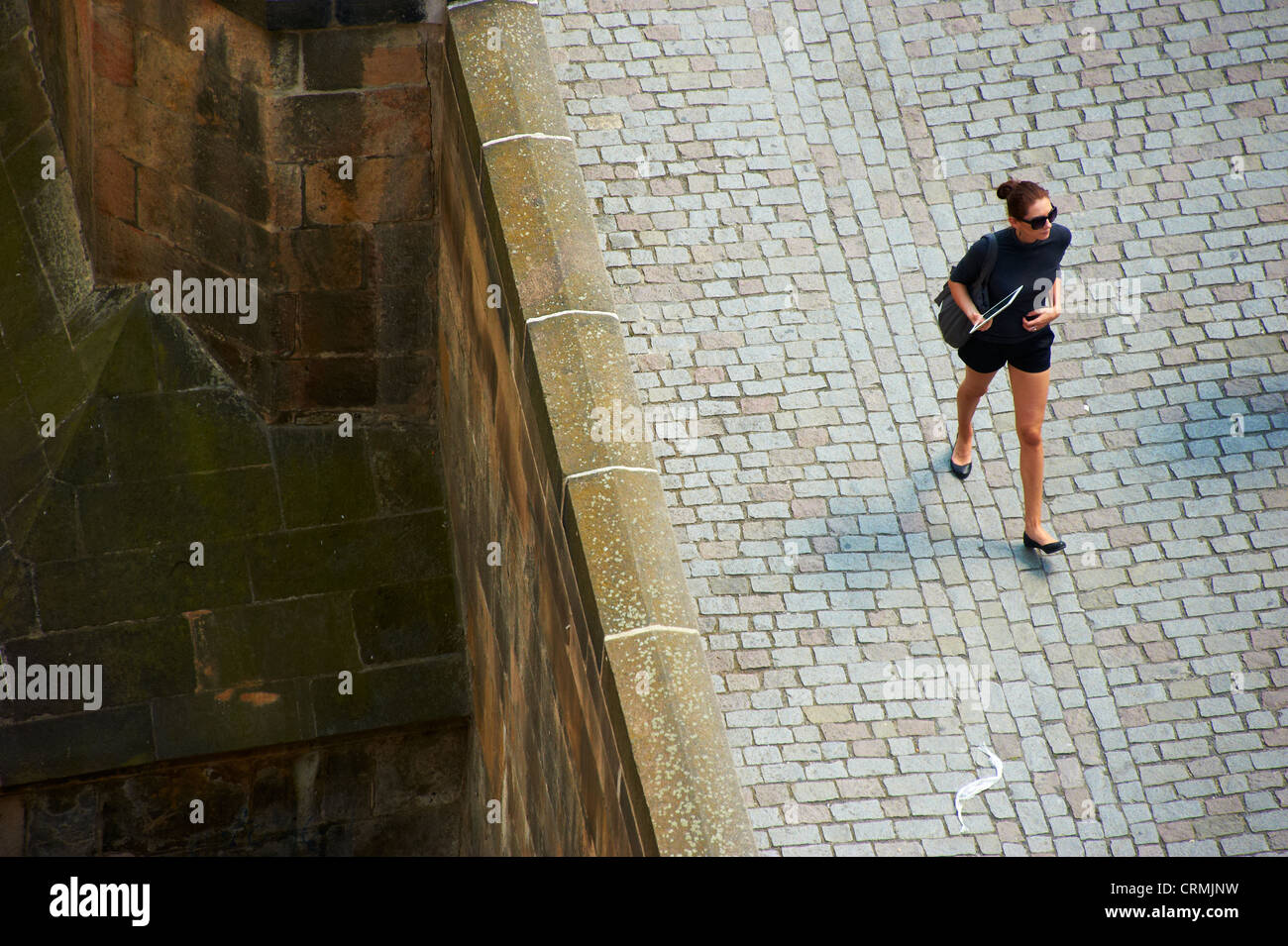 Touristen auf der Karlsbrücke, Prag, Tschechische Republik Stockfoto