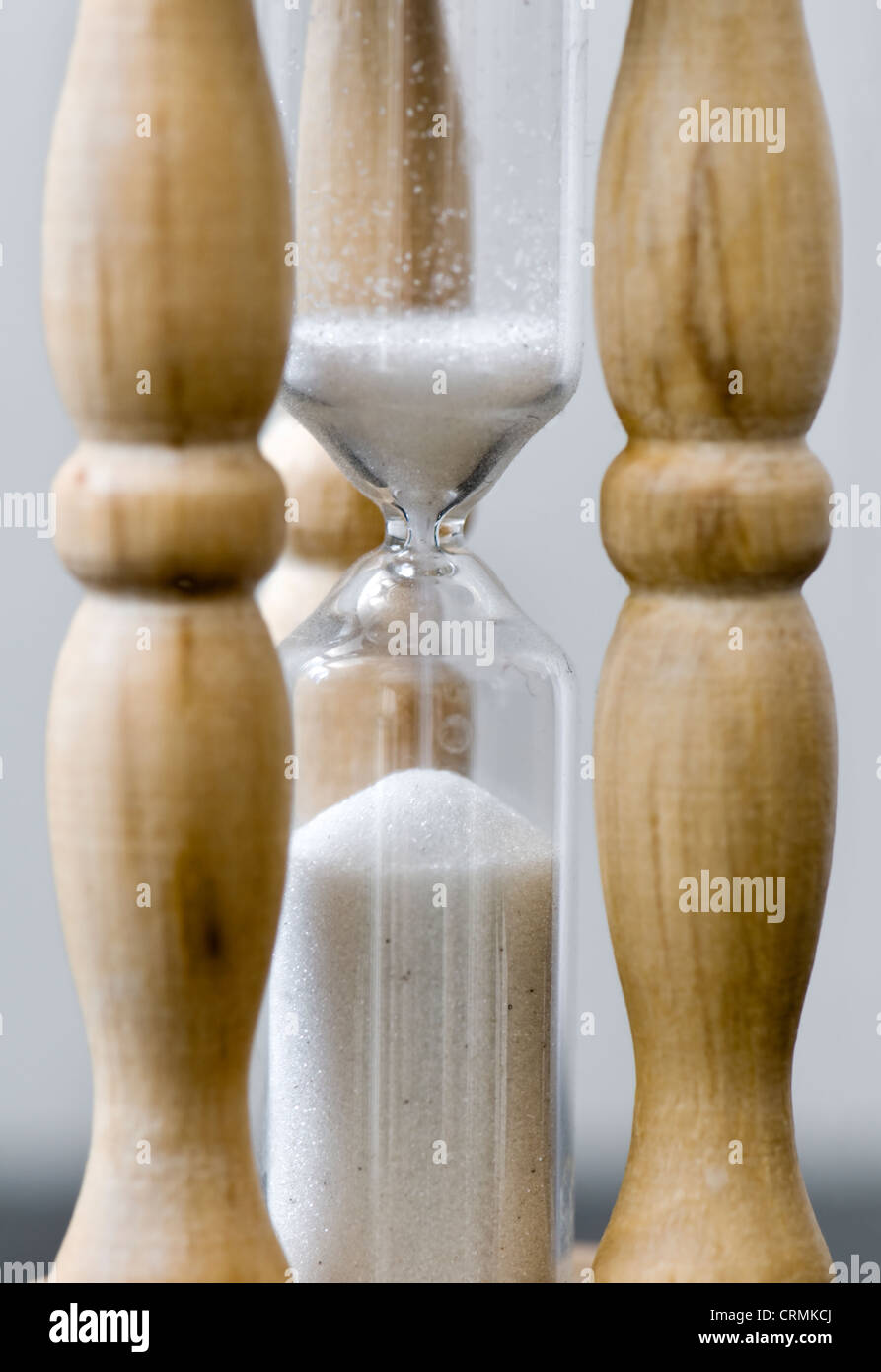 Nahaufnahme von Eieruhr oder Küchen-Timer mit Sand oder Körner zur Neige, Konzept der Zeit läuft ab oder die Zeit abgelaufen ist Stockfoto