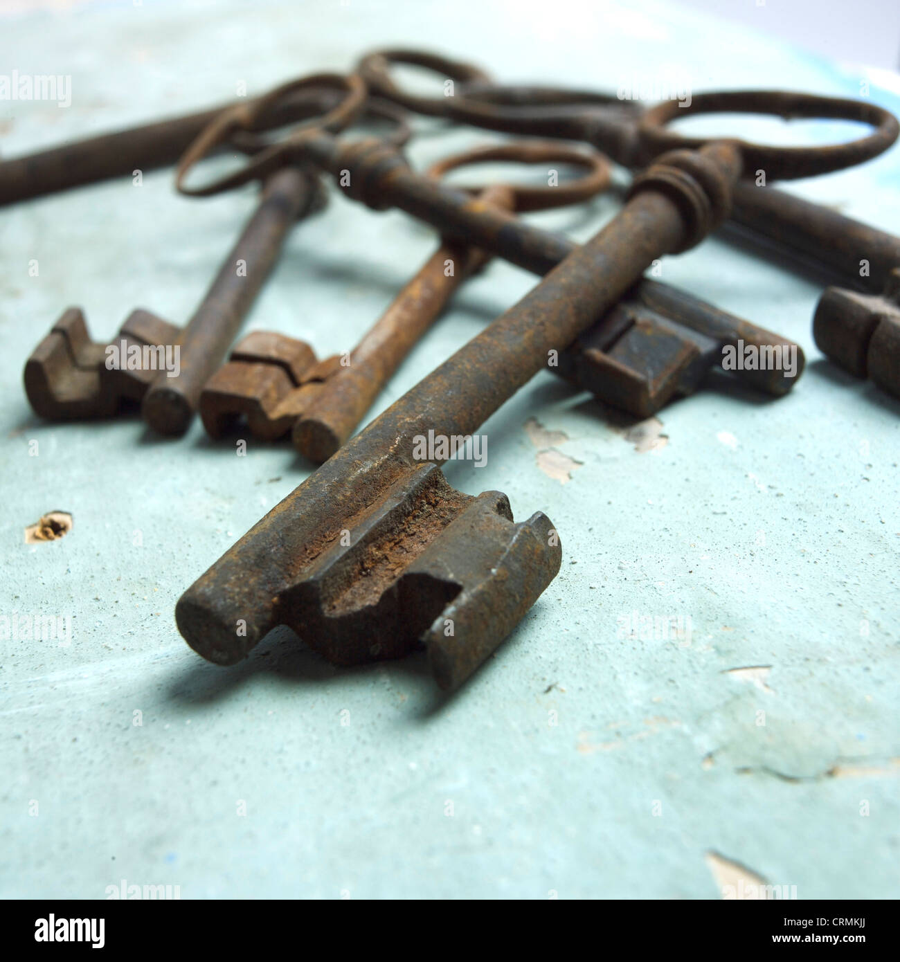 Alte Schlüssel liegen auf einer verwitterten Oberfläche Stockfoto Alte Schlüssel liegen auf einer verwitterten Oberfläche Stockfoto