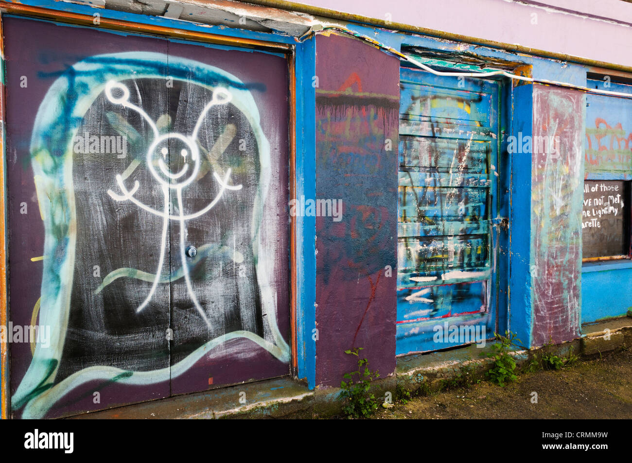 Bunte Graffiti gefüllt Wände in einer Gasse in der Innenstadt von Aberdeen, Washington. Stockfoto
