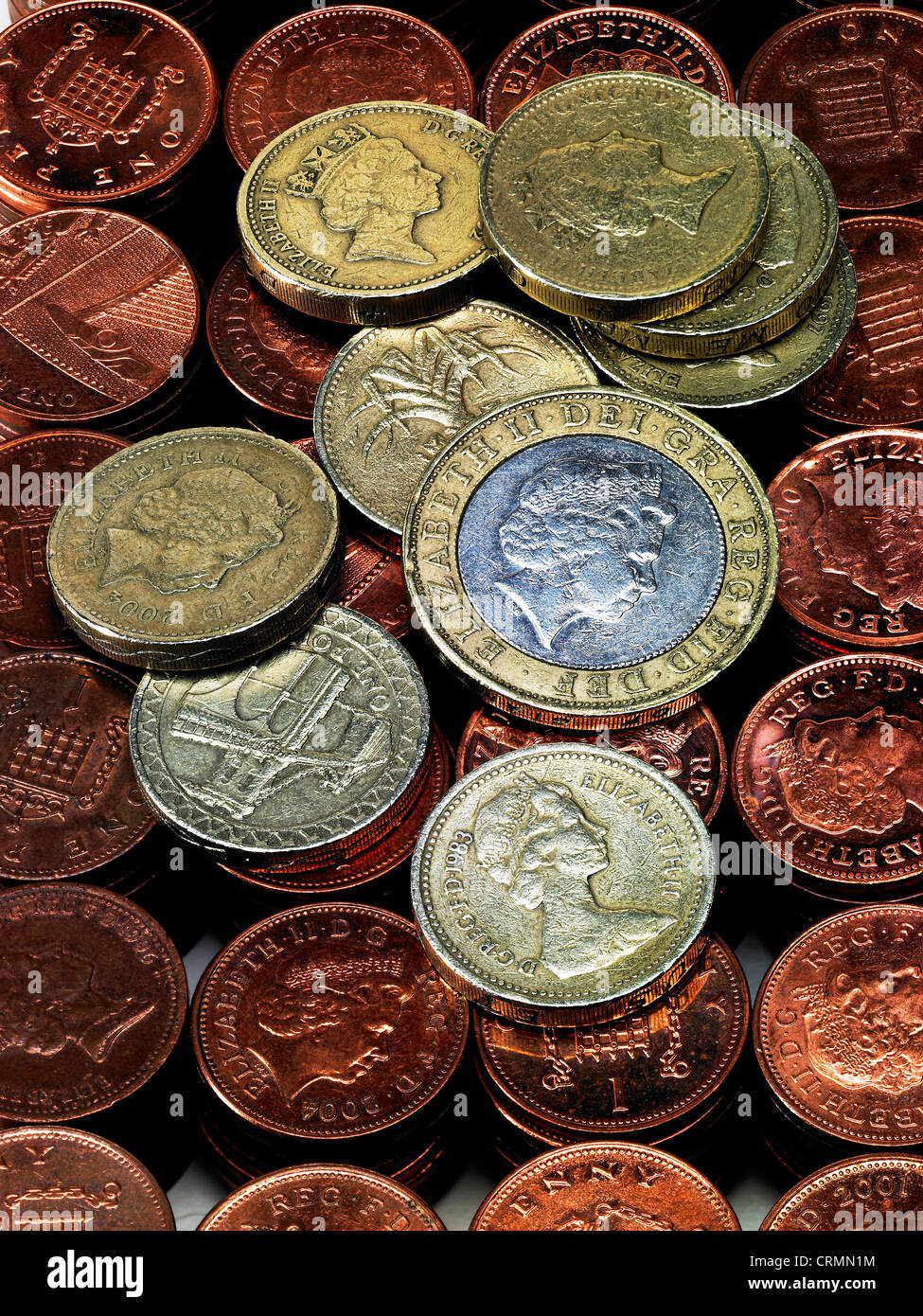 Haufen von britischen Pfennige mit ein- und zwei-Pfund-Münzen Stockfoto