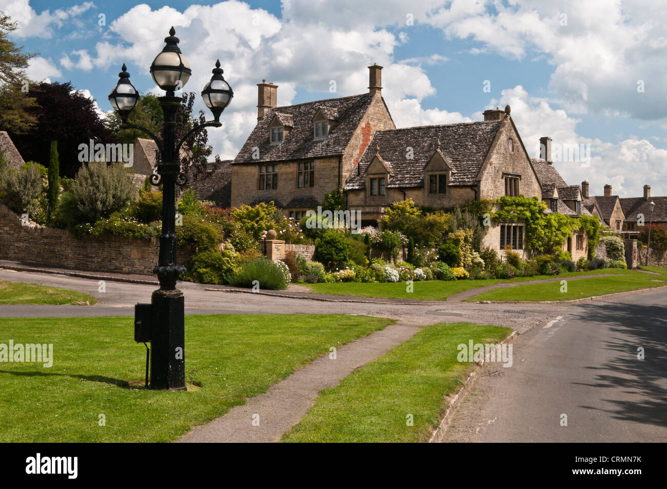 Stone Cottages und bunten Gärten in den kleinen Cotswold Stadt von Chipping Campden, Gloucestershire, England Stockfoto