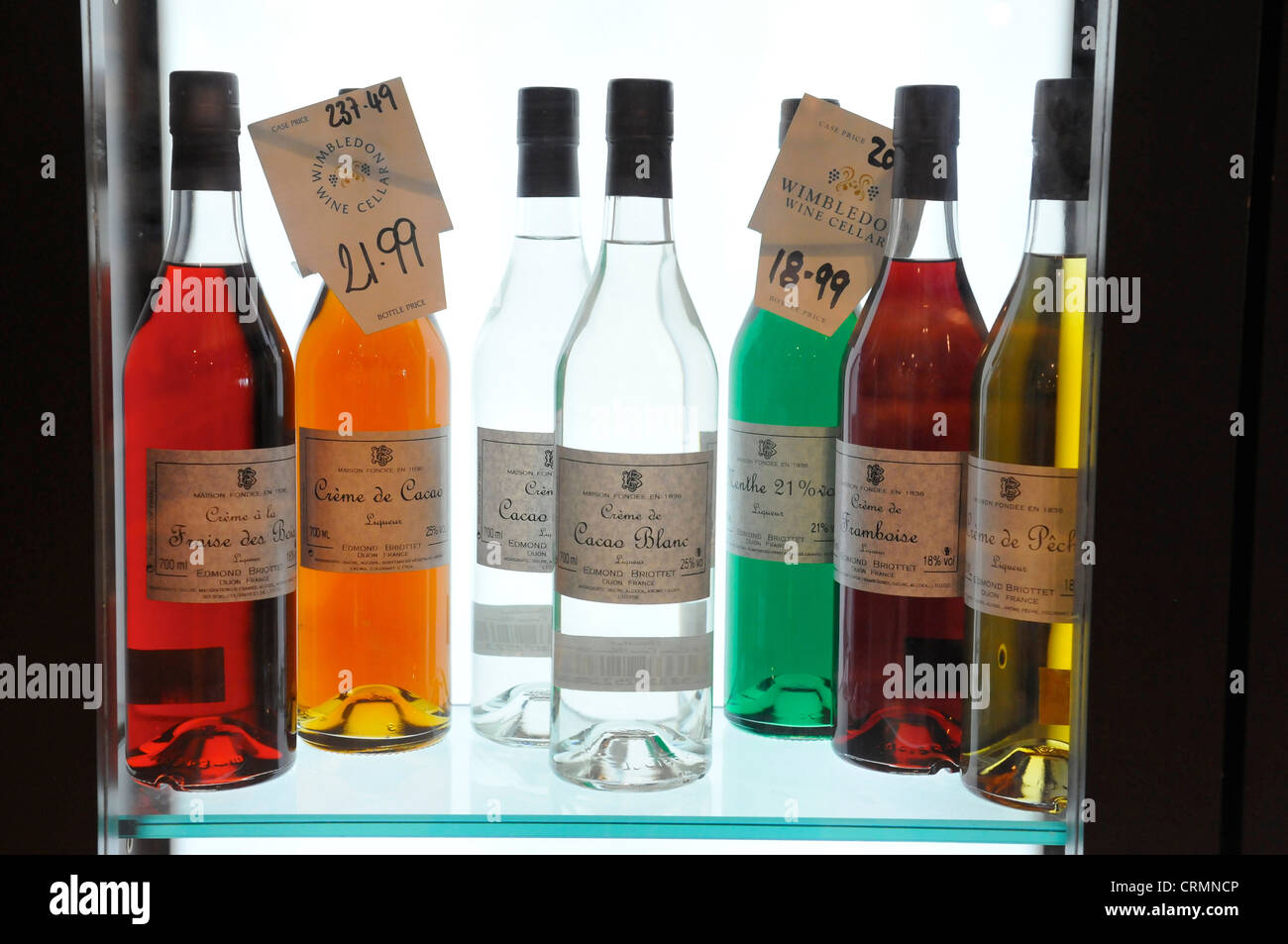 Flaschen von Creme De Cacao, Weinkeller in Wimbledon, London, England, UK Stockfoto