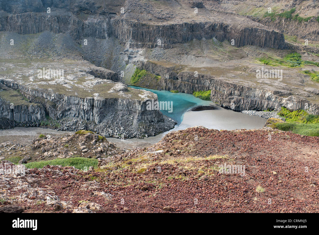 Fluss von Schlamm zu reinigen Fluss trifft Gulfoss in Island Stockfoto