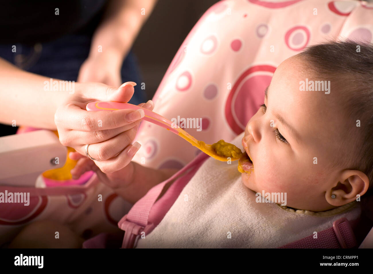6 Monate altes Baby Löffel gefüttert werden. Stockfoto