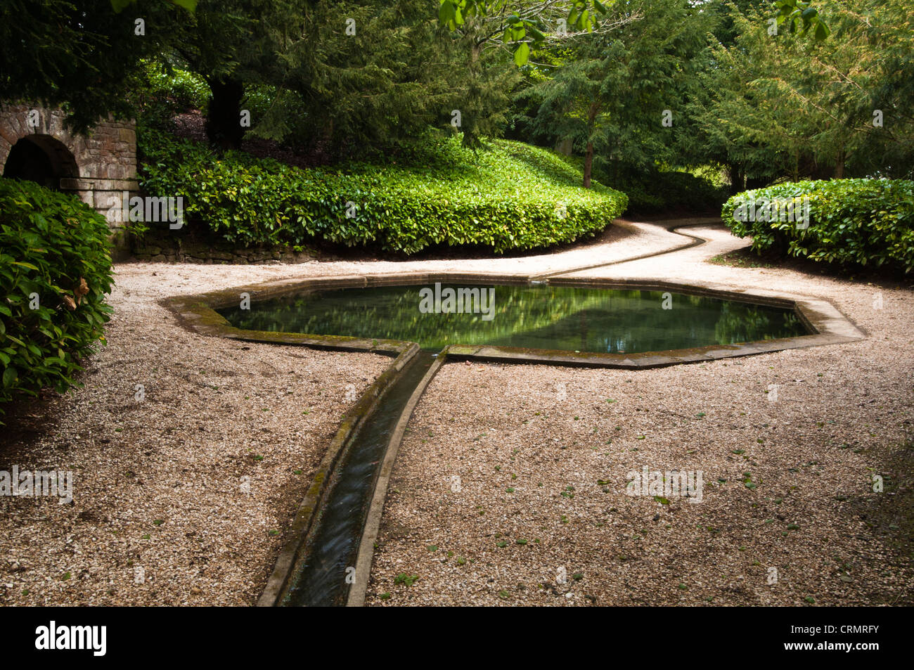Die achteckige kaltes Bad konzipiert zum Baden wird durch klares Quellwasser entlang der ursprünglichen Stein ausgekleidet Rill Rousham House, Oxfordshire, England zugeführt. Stockfoto