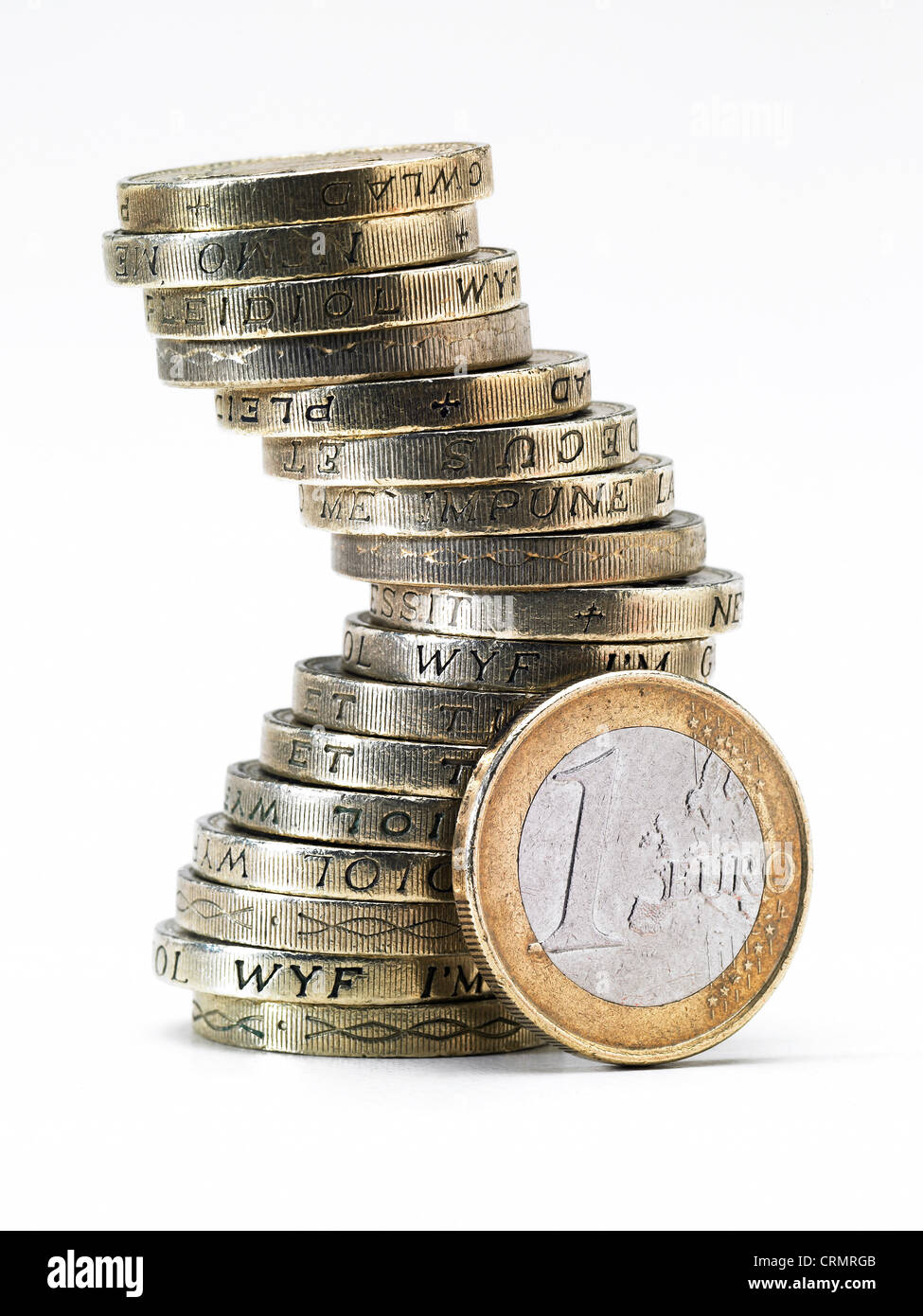 Ein Haufen von britischen Pfund-Münzen mit einer Euro-Münze von der Seite Stockfoto